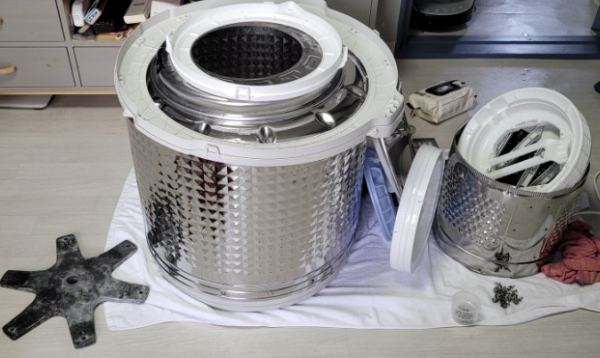 세탁기 청소 후 깨끗한 스테인리스 드럼