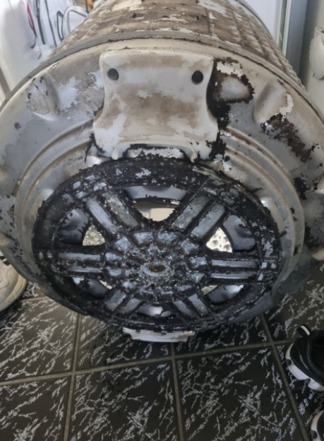 오염된 세탁기 드럼 외부 - 세균과 찌꺼기