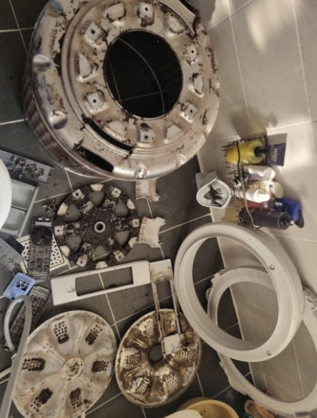 분해된 세탁기 부품 전체 오염 상태