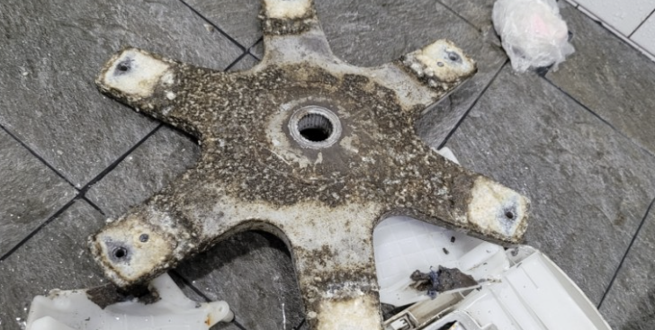 오염된 세탁기 거미축 - 칼슘과 곰팡이 침적